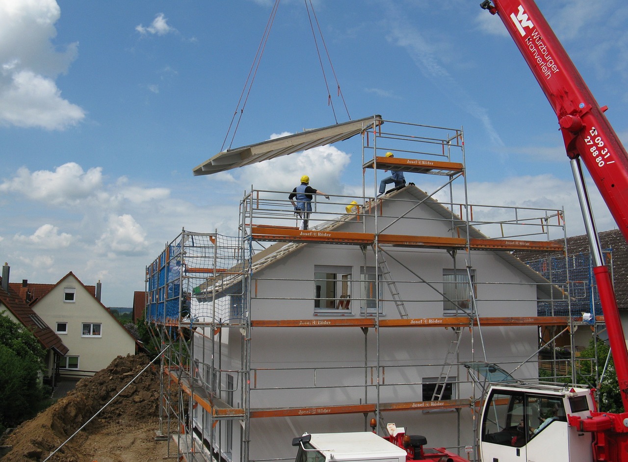 Wie plant man einen Hausbau, Baufirma, Dach decken