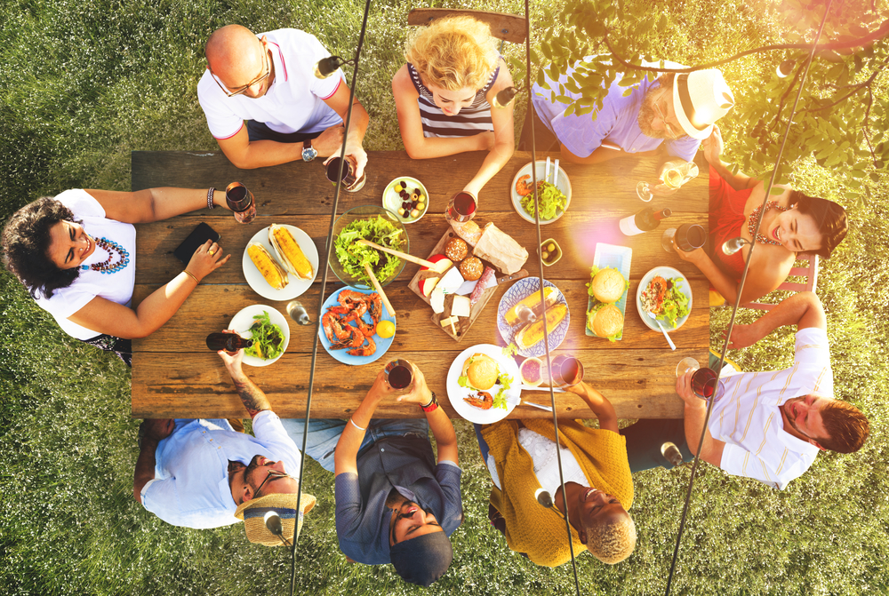 Essen im Freien Mit der ganzen Familie am Picknicktisch