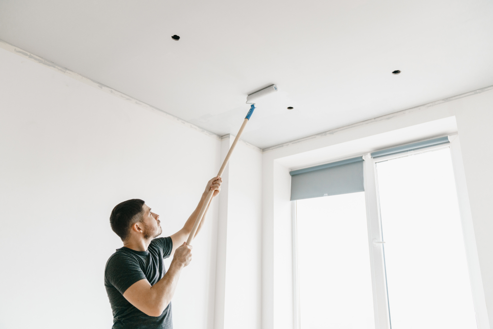 mann streicht decke