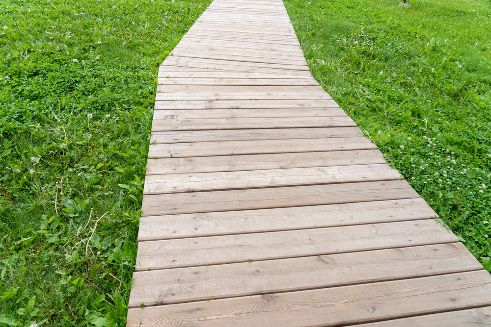 holzdielen gartenweg