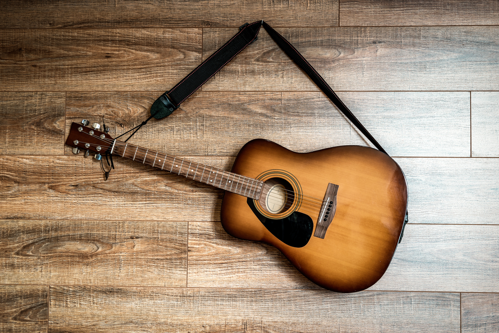 gitarre an wandhaken aufhängen